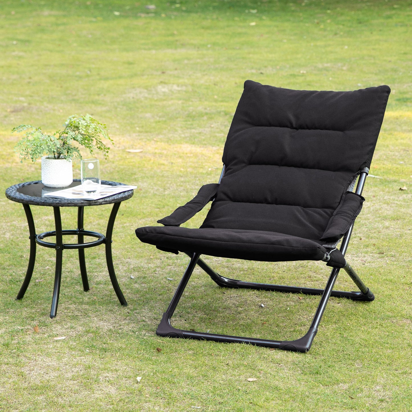 Outsunny Folding Mesh Fabric Lounge Chair w/ Thick Padded Cushion and Armrest, Camping Beach Chair for Poolside, Deck, Black | Aosom Canada